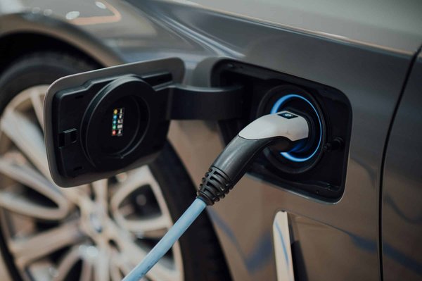 Comment installer un système de recharge rapide pour une voiture électrique à domicile?