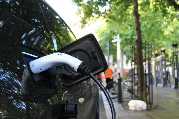 Quels sont les avantages des technologies de recharge bidirectionnelle pour les propriétaires de voitures électriques?